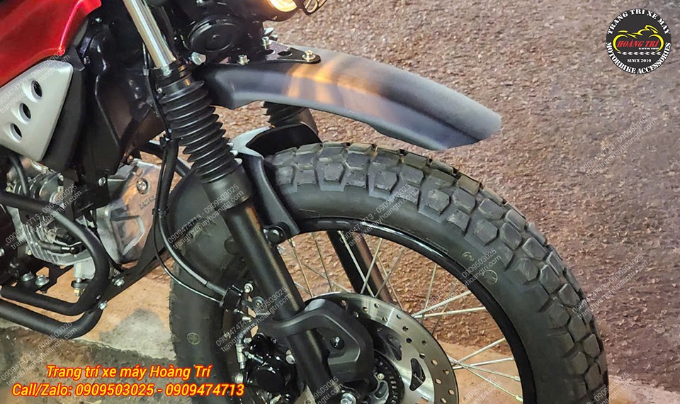 Cận cảnh dè trước cào cào PG1 bề mặt nhựa nhám gắn trên phuộc để lộ vỏ trước của xe