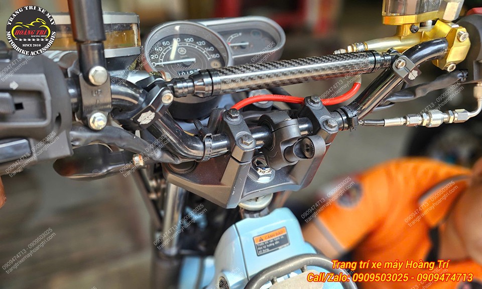 Cận cảnh pát lắp màn hình gắn ghi đông gọn gàng và dễ dàng quan sát màn hình