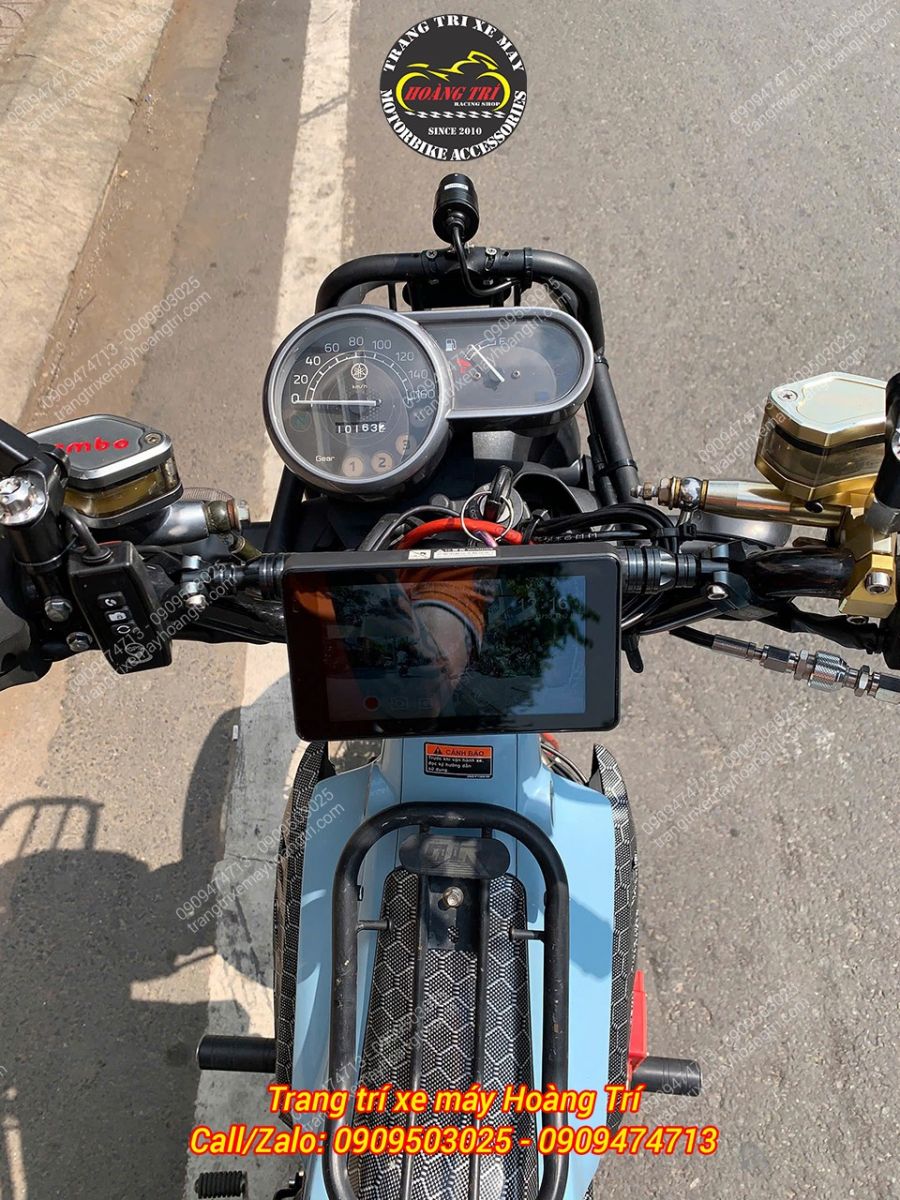 Màn hình hiển thị camera hành trình rõ nét, quan sát phía trước thuận tiện ngay cả trời nắng