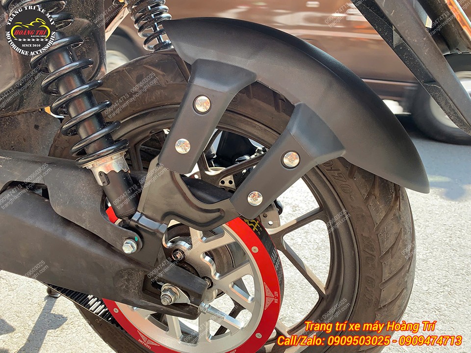 Góc nghiêng chắn bùn sau, kết cấu chắc chắn, cố định chắc chắn, tăng độ bền sử dụng