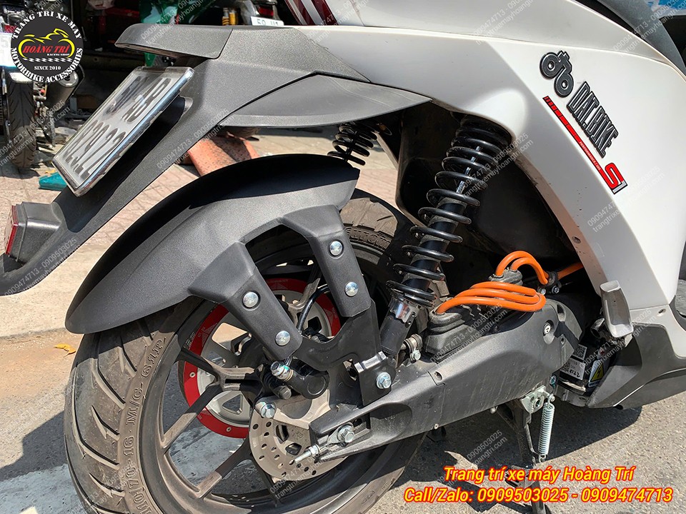 Tổng thể cụm bánh sau trang bị chắn bùn, giữ xe sạch sẽ khi chạy mưa