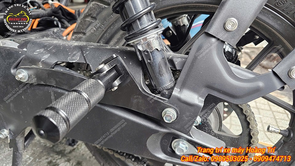 Góc lắp bên trái cho thấy pát dày, bắt ốc zin, đảm bảo độ bền