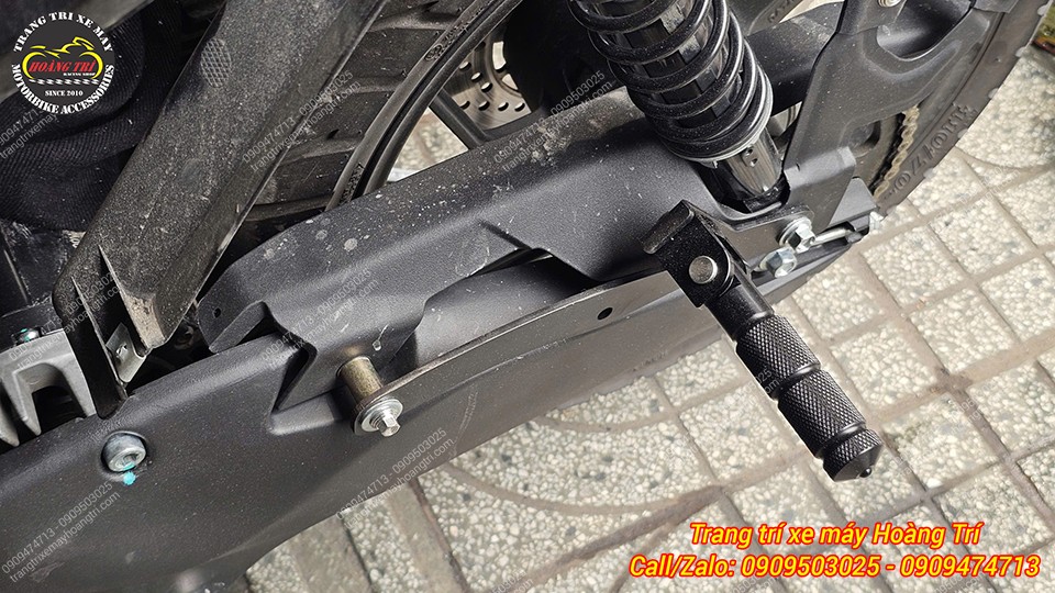 Gác chân phụ được bật gấp trơn tru, ổn định, không ảnh hưởng vận hành