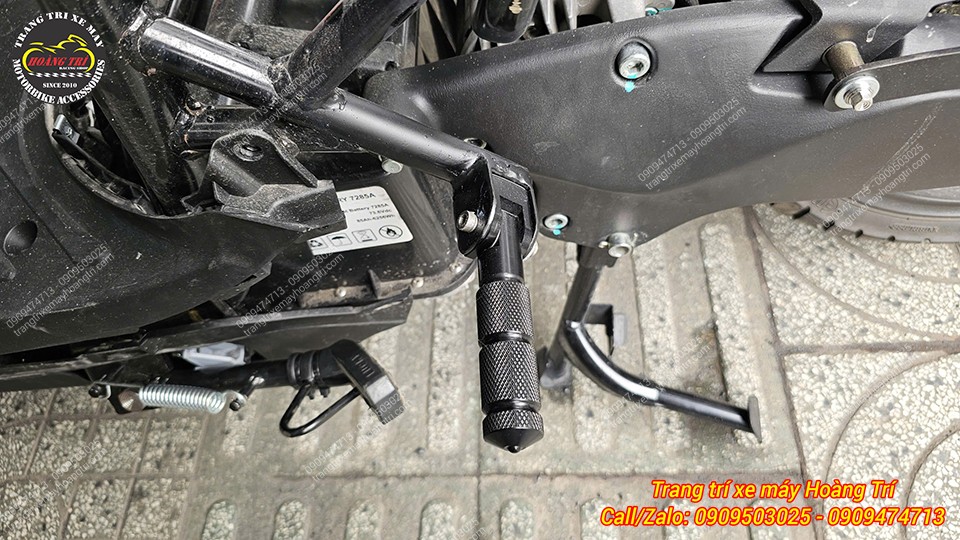 Còn đây là vị trí thay thế gác chân sau zin của xe bằng gác chân nhôm đồng bộ gác chân phụ