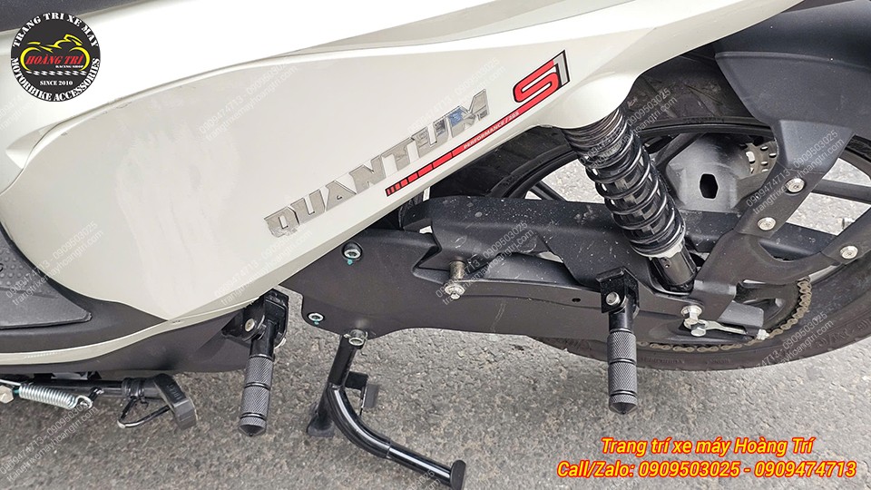 Cận cảnh gác chân sau và gác chân phụ Quantum S lắp song song, bố cục cân đối, hài hòa