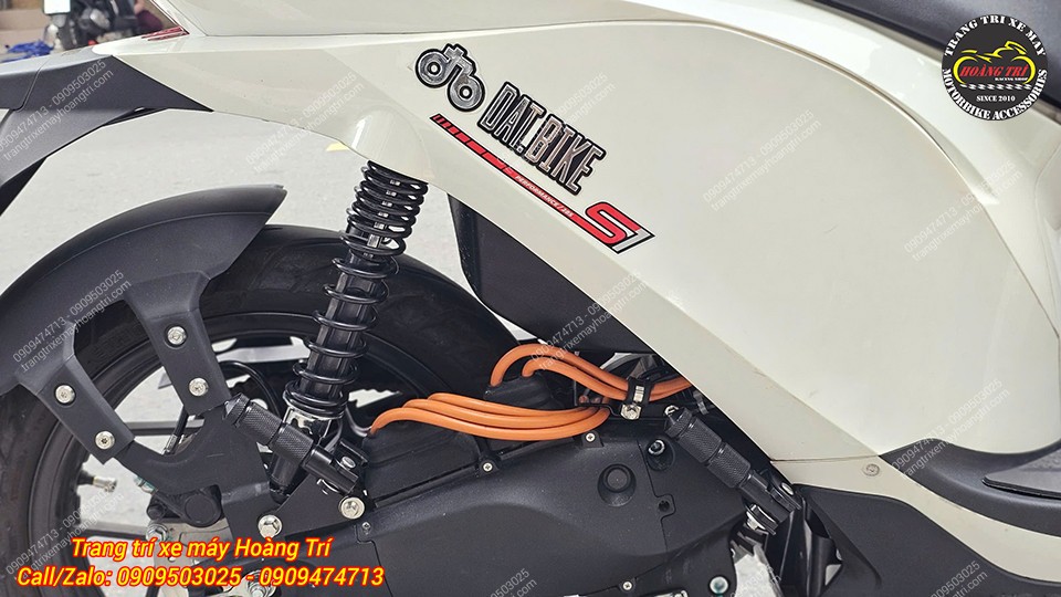 Bên hông xe DatBike Quantum S hoàn thiện với gác chân chính và gác chân phụ đồng bộ