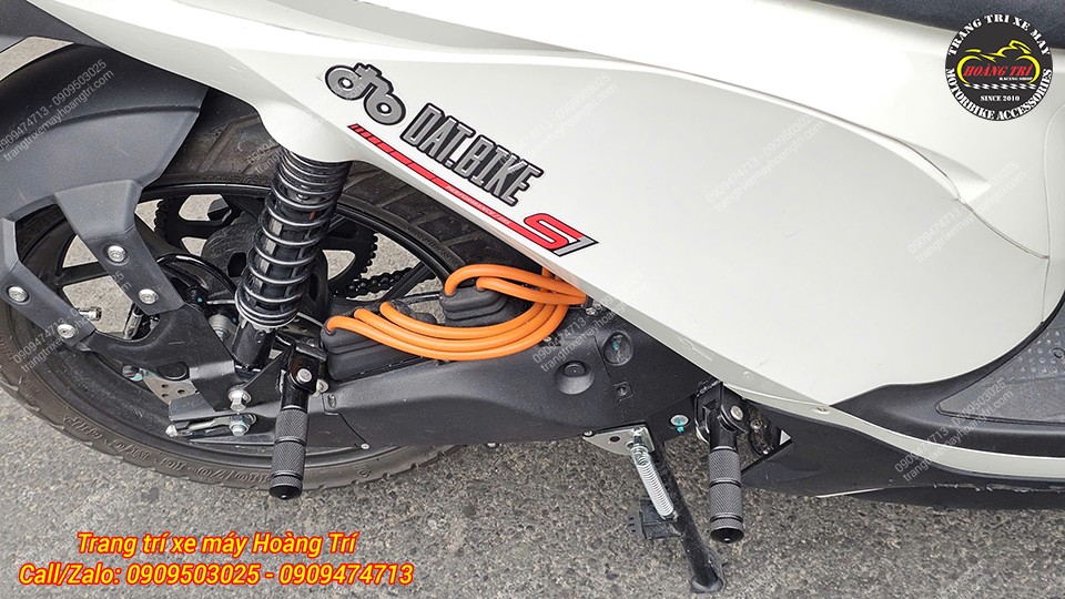 Bật ra hoặc gập vào độc lập với nhau tùy vào nhu cầu sử dụng có thể bật 1 gác chân hoặc 2 gác chân cùng lúc