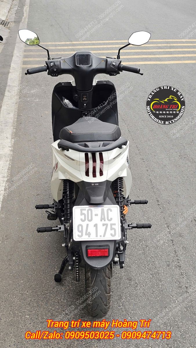 Nhìn từ phía sau, gác chân phụ và gác chân chính DatBike Quantum được đồng bộ, đẹp mắt