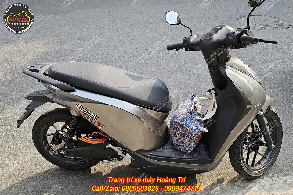 Tổng thể DatBike Quantum S1 sau khi gắn gác chân phụ, tăng tiện ích di chuyển hằng ngày