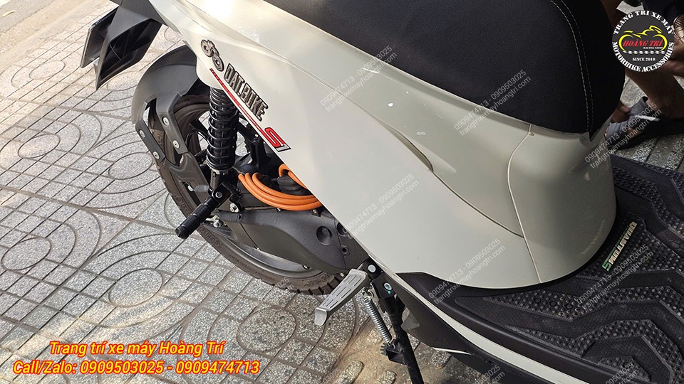 Gác chân phụ Datbike Quantum với gác chân phụ nhôm màu đen hỗ trợ người ngồi sau thoải mái hơn