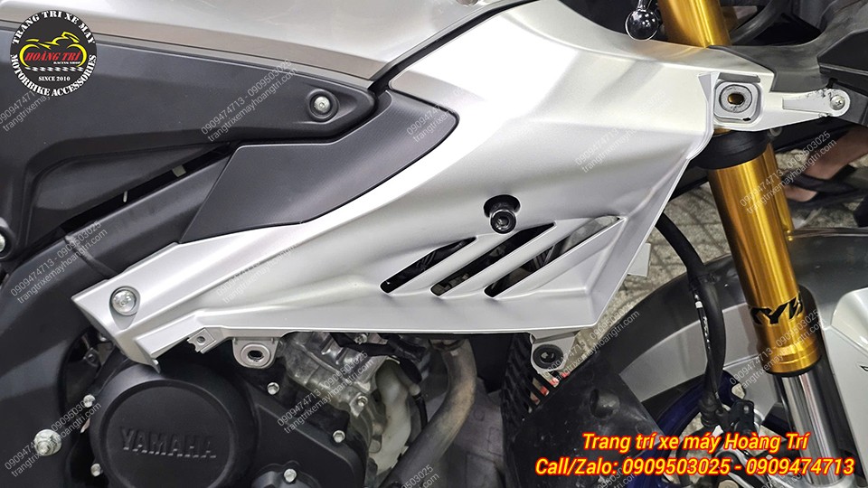 Yếm trong R15M đã khoan lỗ chuẩn xác, lắp lên xe gọn gàng, khớp hoàn toàn dàn áo