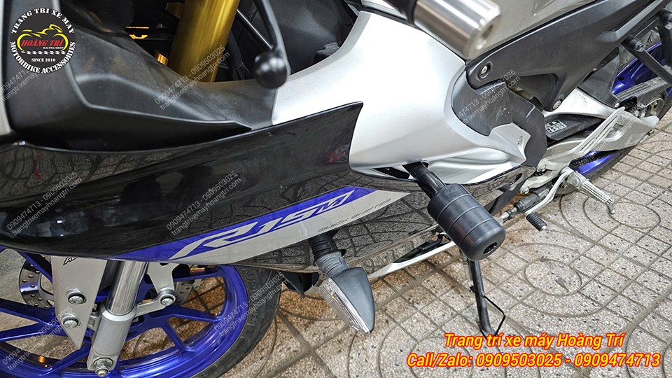 Mặt hông R15M sau khi lắp chống đổ, yếm ngoài che kín, vừa vặn không lộ điểm khoan