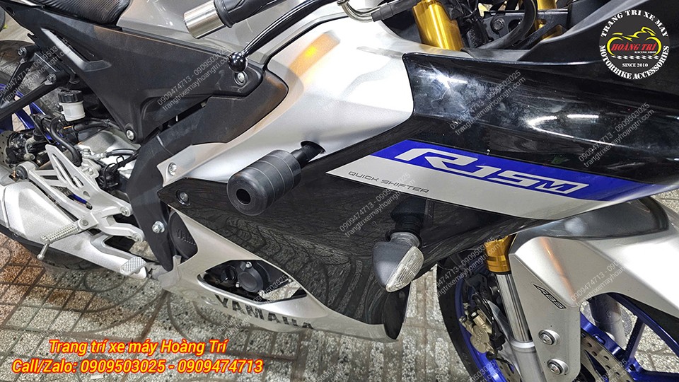 Chi tiết chống đổ sườn R15M bên hông, khoảng cách hợp lý, bảo vệ lốc máy hiệu quả