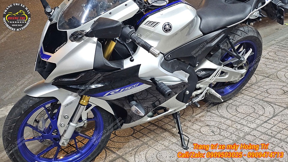 Tổng thể bên trái R15M gắn chống đổ sườn, form thể thao giữ nguyên phong cách sportbike