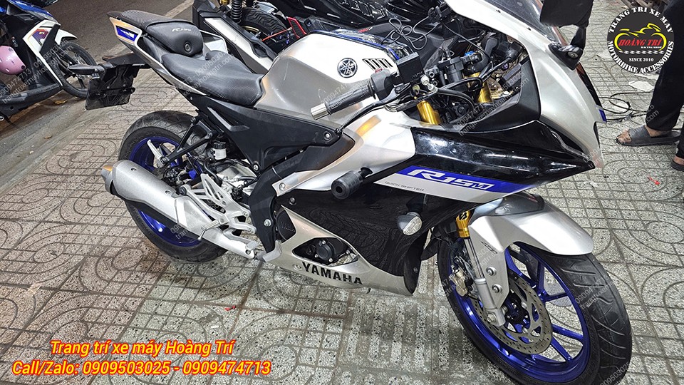 Góc view còn lại của xe R15M sau lắp chống đổ, bố cục cân đối, hài hòa tăng tiện ích cho xe