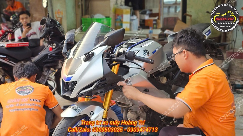 Nhân viên đang lắp đặt lại dàn áo cho xe