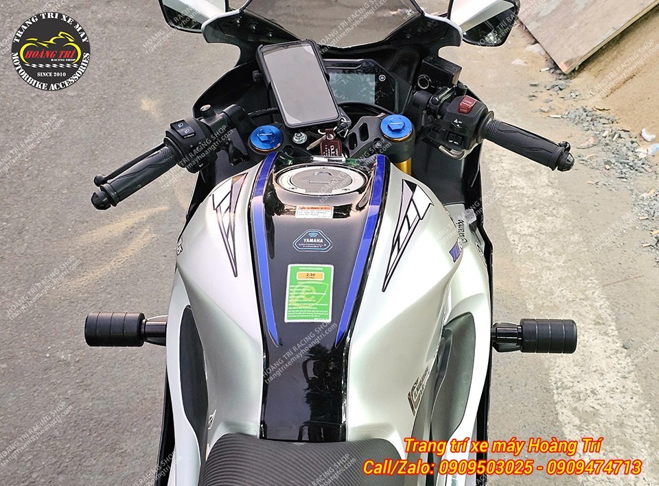 Góc view từ phía sau tay lái với cặp chống đổ sườn vừa lắp