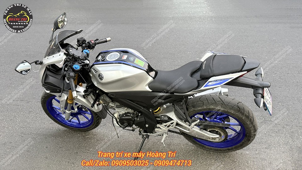 Tổng thể R15M nhìn từ trên cao, chống đổ sườn lắp kín đáo, không ảnh hưởng thiết kế sportbike