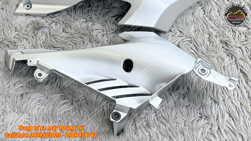 Yếm trong R15M bên trái đã xử lý lỗ chính xác, sẵn sàng lắp chống đổ sườn cho xe