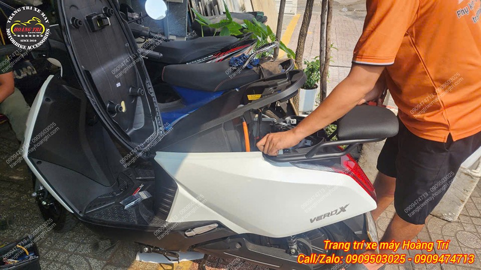 Chiếc Vero X đang được nhân viên nâng cấp baga sau nối dài sơn tĩnh điện