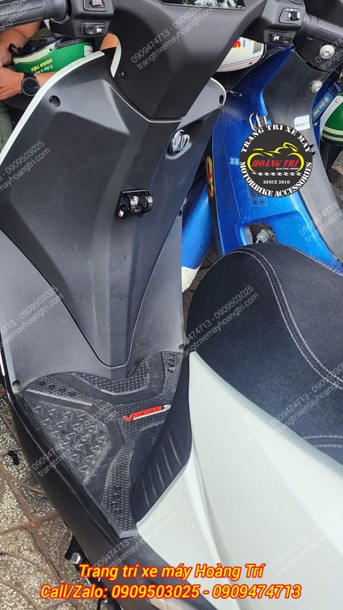 Anh khách còn trang bị cùng với móc treo đồ để tăng tiện ích cho xe