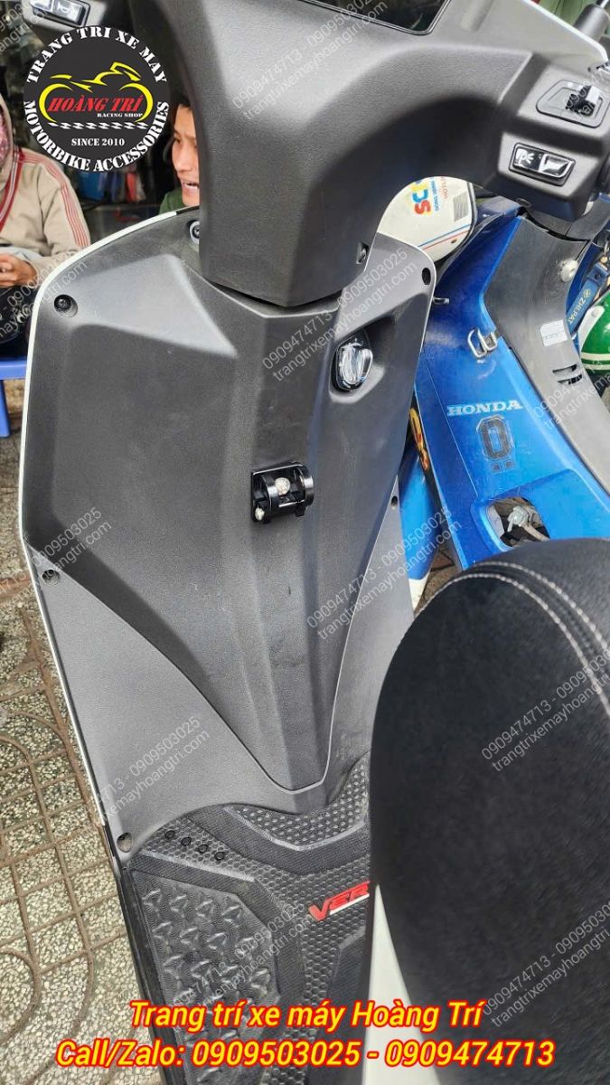 Móc treo có thể bật ra hoặc gập gọn rất tiện lợi khi sử dụng