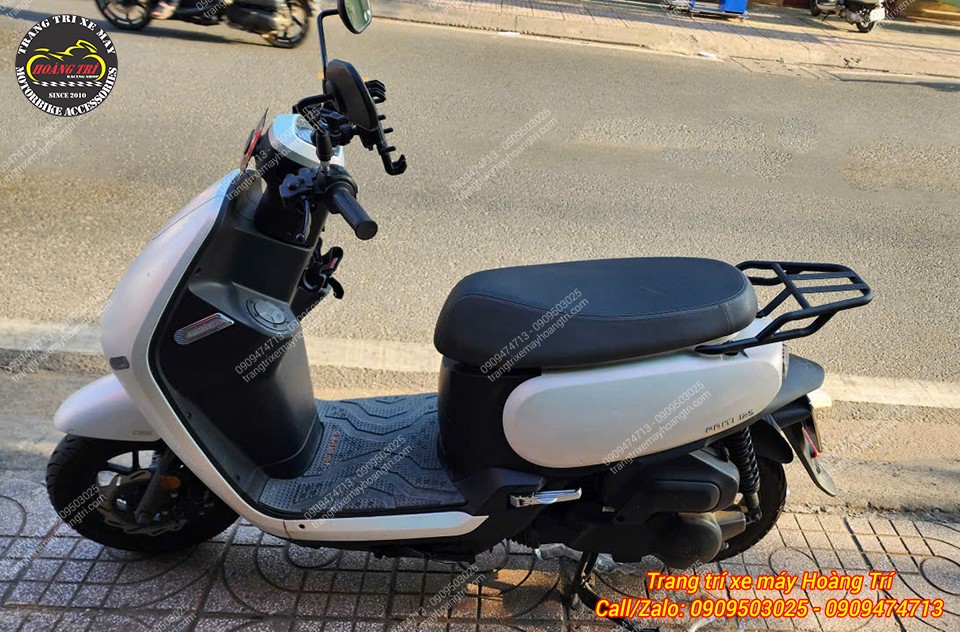 Góc nhìn tổng thể Sym Priti gắn baga sau nối dài, thiết kế gọn gàng, tăng khả năng chở đồ