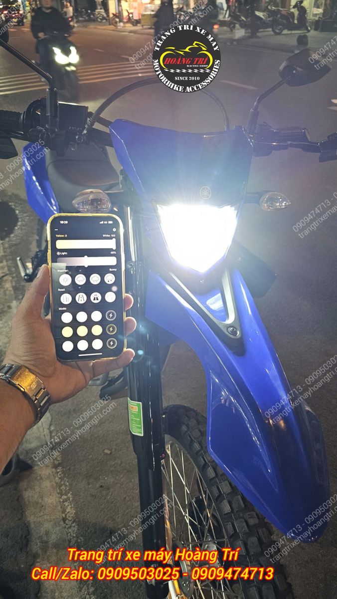 Cận cảnh ánh sáng trắng của đèn LED R14 H4 trên WR155, tăng tầm nhìn rõ rệt ban đêm