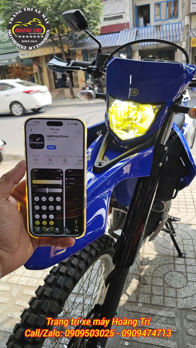 Ánh sáng vàng đậm từ đèn LED R14 H4 giúp WR155 chạy mưa sương ổn định, hạn chế chói