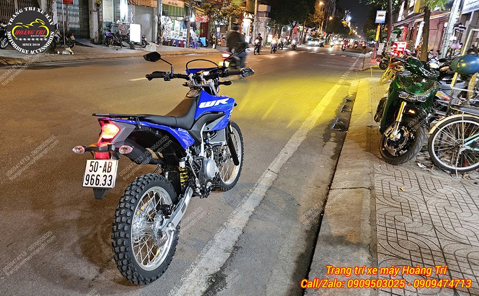 Hiệu suất chiếu sáng mạnh mẽ, bám đường tốt của đèn LED R14 H4 giúp WR155 tự tin chạy đường tối