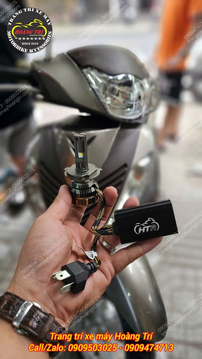 Trên tay bóng LED R14 H4 trước khi lắp, thiết kế gọn gàng, hoàn thiện chắc chắn