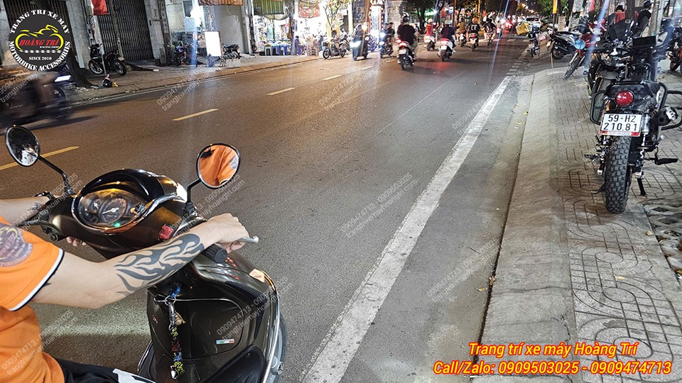 Khả năng chiếu xa thực tế của đèn pha LED R14 H4 lắp Piaggio Fly khi chạy phố ban đêm