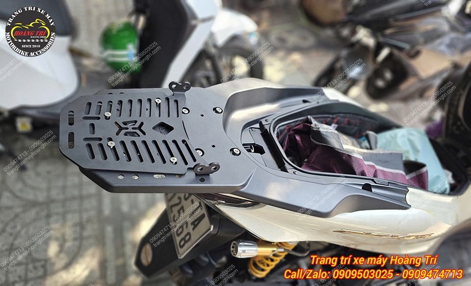 Cận cảnh chân đế được lắp đặt trên baga sau để chuẩn bị lắp tựa lưng bật gấp đa năng MTM