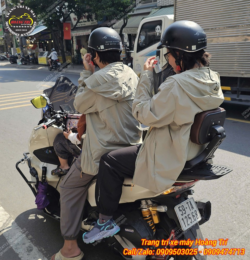 Lắp 1 được 2 mang đến sự tiện nghi, an toàn cho cả người ngồi trước và ngồi sau