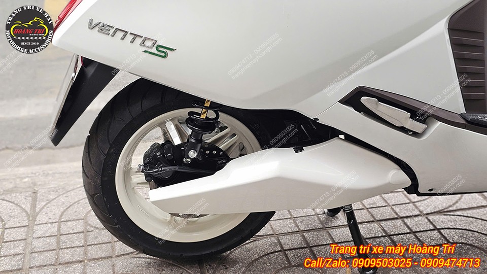 Cận cảnh bánh sau Vento S nâng cấp phuộc Racing Boy C2 Series lò xo đen ti vàng, tăng độ êm ái