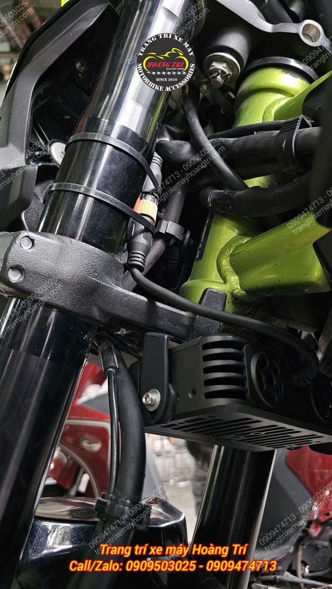 Vị trí lắp đèn trợ sáng Extra 3 Z900, được cố định chắc chắn, không ảnh hưởng góc lái