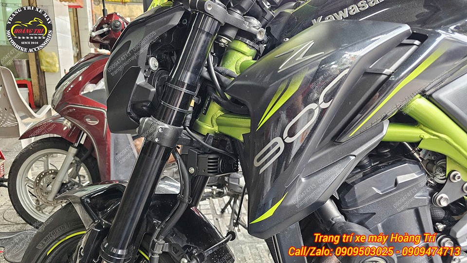 Đèn trợ sáng Extra 3 lắp bên dưới cụm đèn pha zin của xe Kawasaki Z900, hỗ trợ quan sát rõ ràng