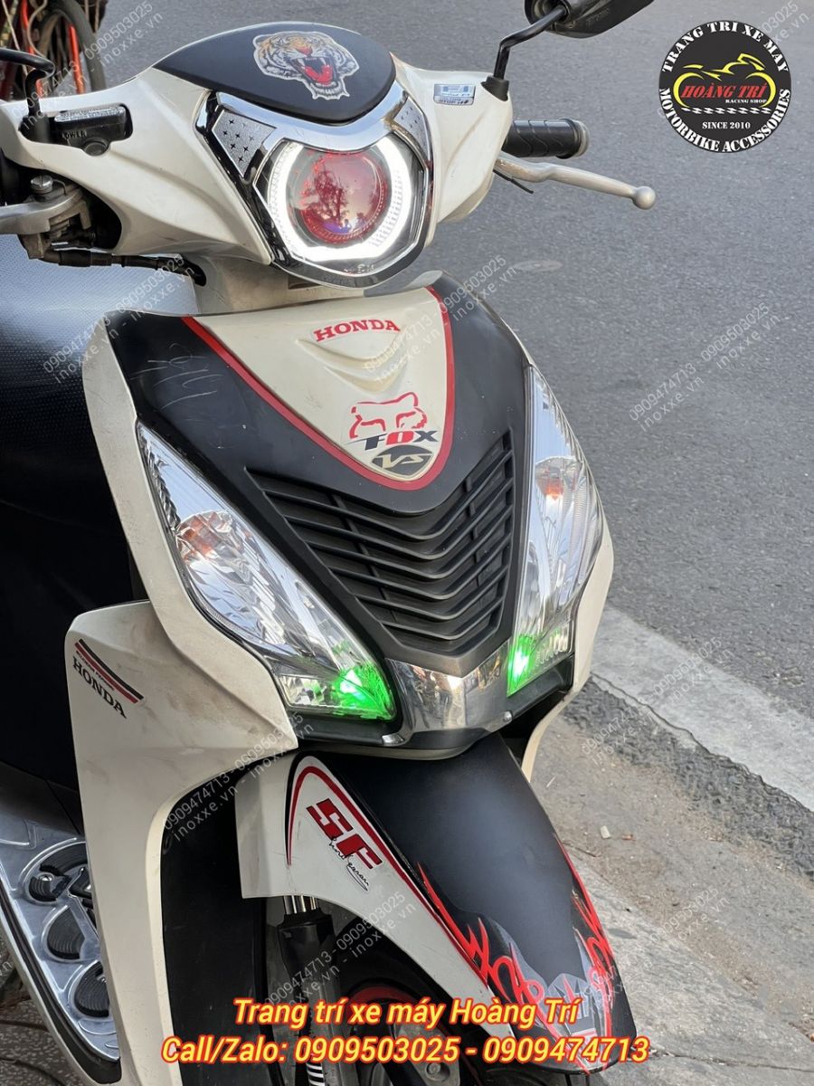 Vòng LED màu trắng nổi bật và chế độ mắt quỷ màu đỏ làm bật tông cho xe Vision 2014