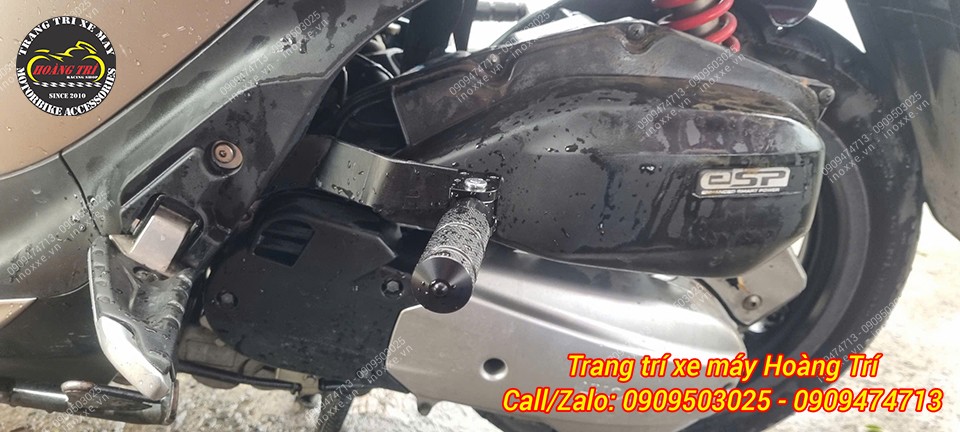 Gác chân phụ SH Mode được khách tự lắp tại nhà, hoàn thiện gọn gàng, người ngồi sau thoải mái