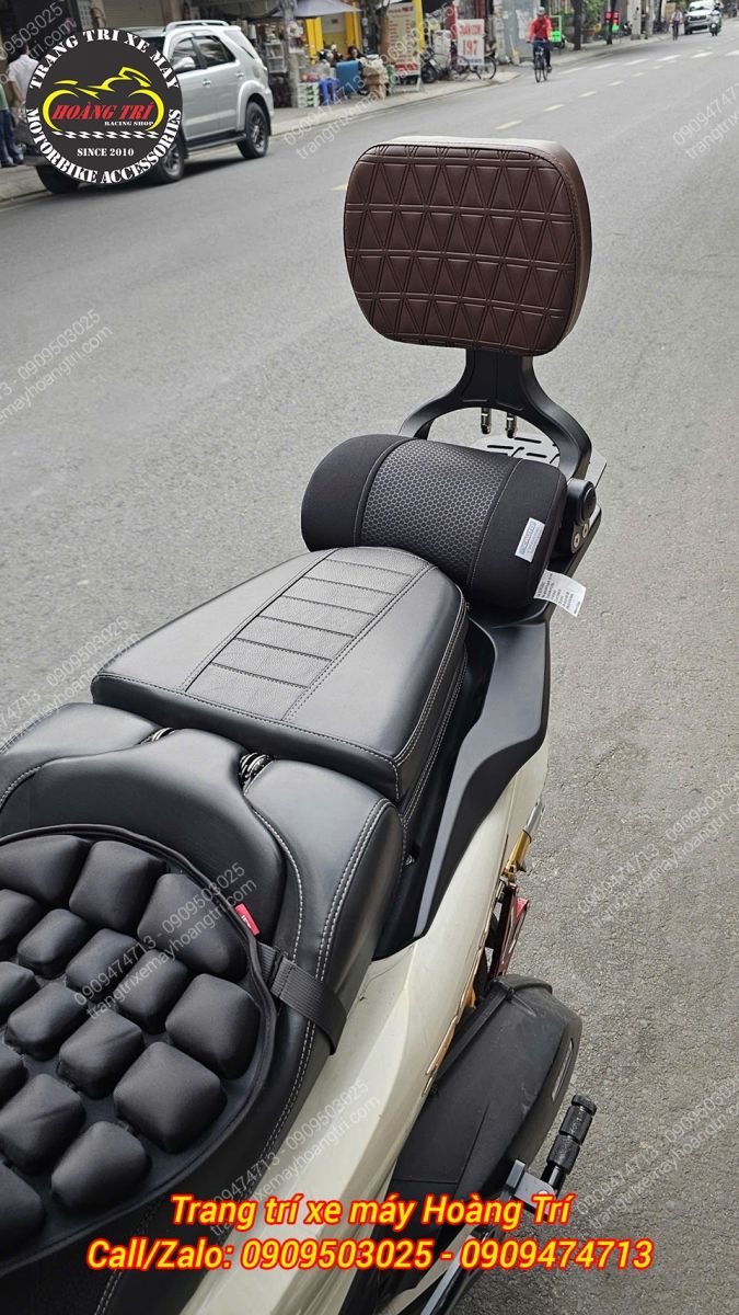 Góc nhìn cận cảnh giá đỡ tựa lưng bật gập đa năng MTM gắn PCX 160, hoàn thiện chắc chắn