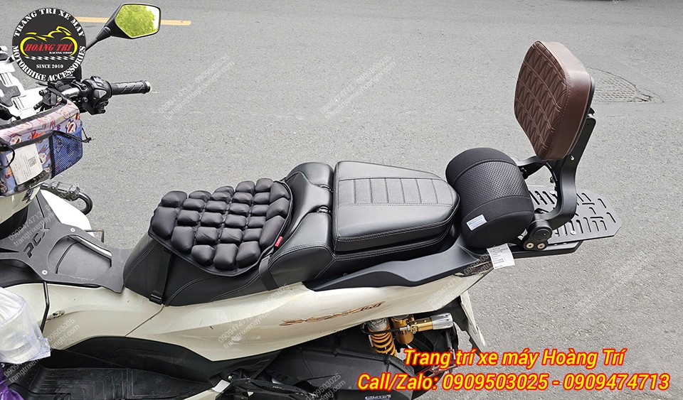 Tổng thể yên sau 2 tầng PCX 160 kết hợp giá đỡ tựa lưng MTM, tăng thoải mái cho cả 2 người