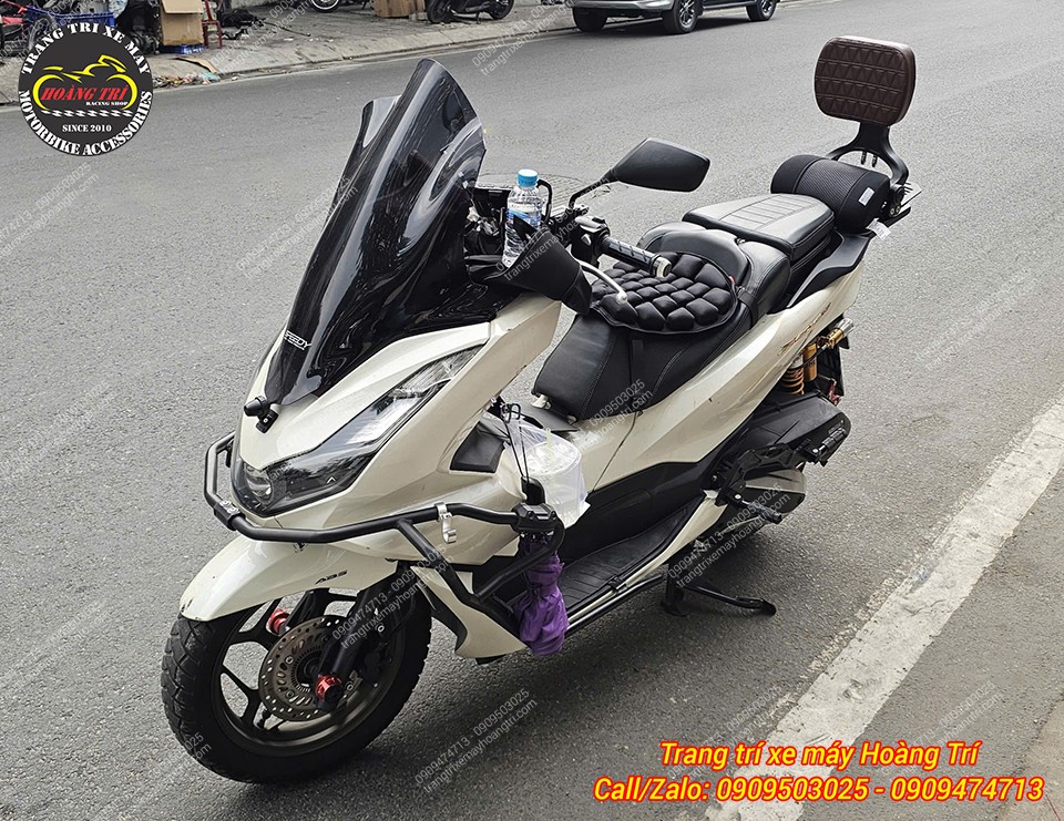 Góc chụp xe PCX 160 trang bị theo phong cách thể thao cá tính cùng nhiều phụ kiện khác