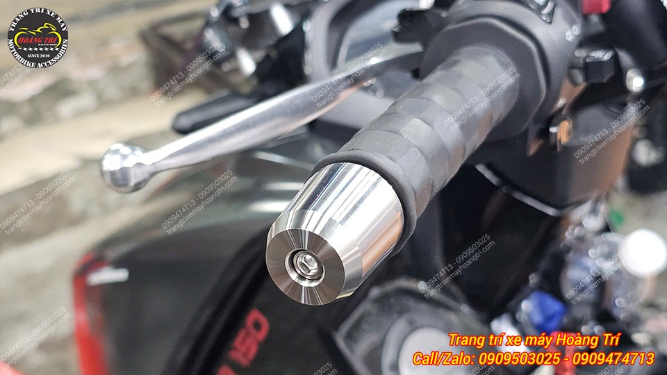 Cận cảnh gù inox G1 gắn tay lái SYM Naga, thiết kế tròn đều, lắp chắc chắn, chống rung hiệu quả