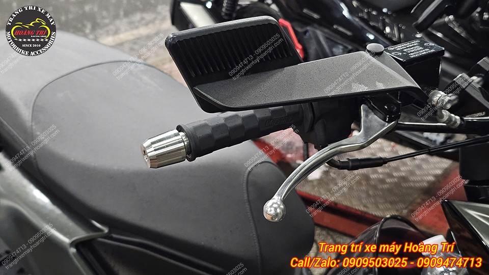 Góc nhìn cùm tay lái SYM Naga bên phải sau khi lắp gù inox G1, tăng độ cứng cáp cho xe