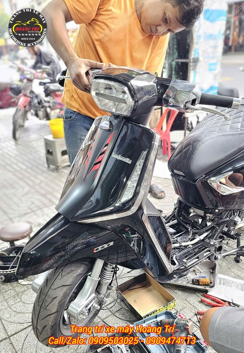 Nhân viên Hoàng Trí Shop tiến hành lắp đặt bật gác chân sau tự động cho Lambretta X300 GT