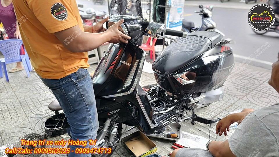 Lambretta X300 GT cần tháo dàn áo để chuẩn bị lắp bật gác chân sau tự động