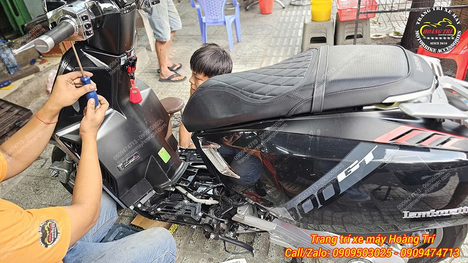 Cận cảnh kỹ thuật viên căn chỉnh và giúp bật gác chân sau tự động mượt mà cho Lambretta X300 GT