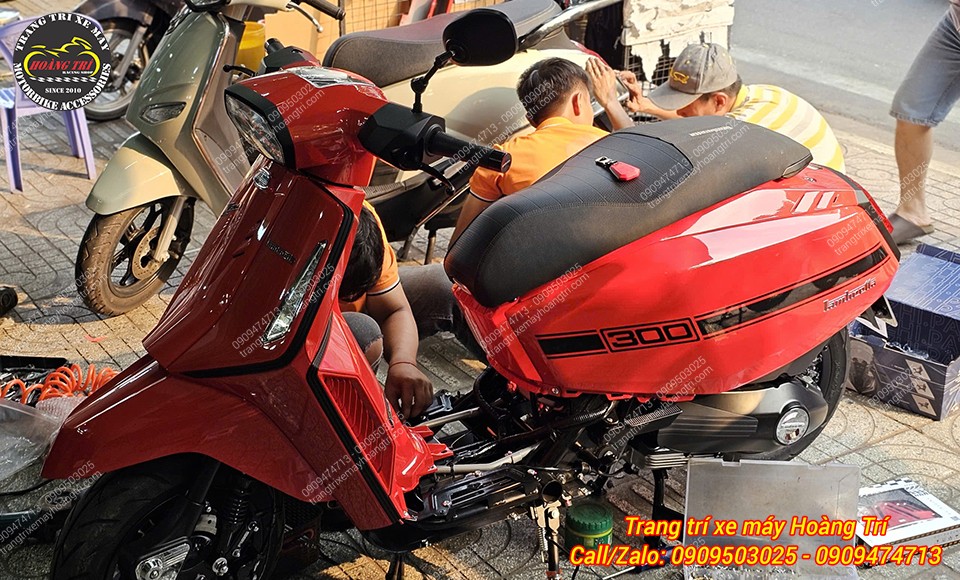 Lambretta X300 đang trong quá trình lắp đặt bật gác chân sau tự động tại Hoàng Trí Shop