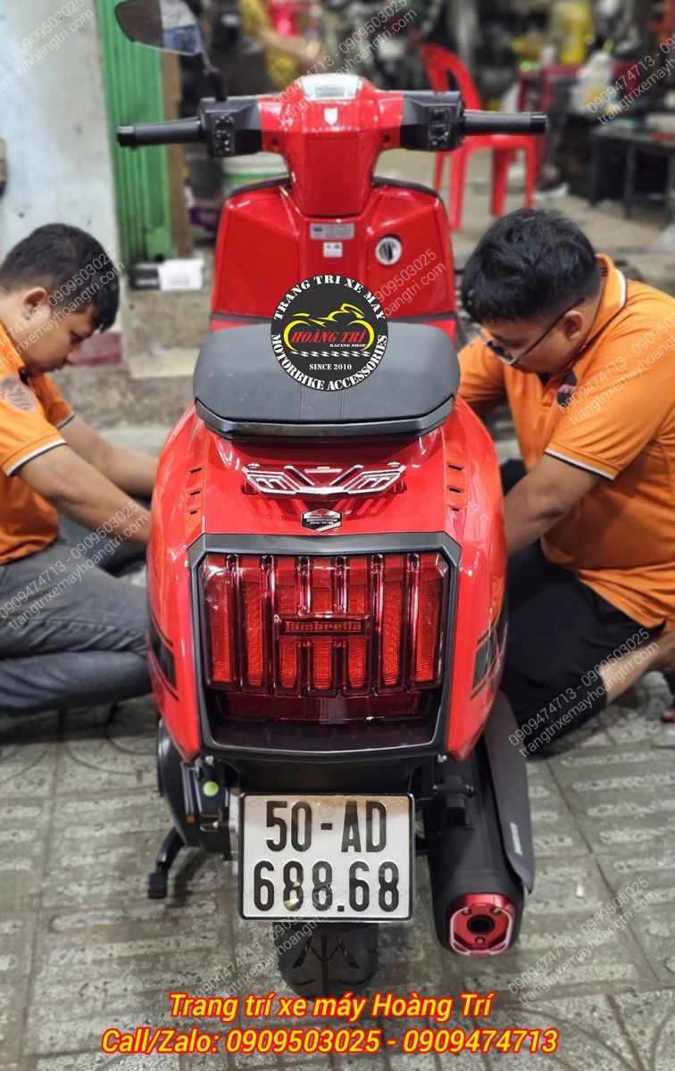 Góc nhìn trực diện phía sau Lambretta X300 khi hoàn thiện bật gác chân sau tự động