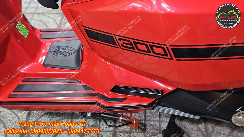 Chi tiết khu vực sàn để chân Lambretta X300, nhấn công tắc gác chân sẽ được bật ra